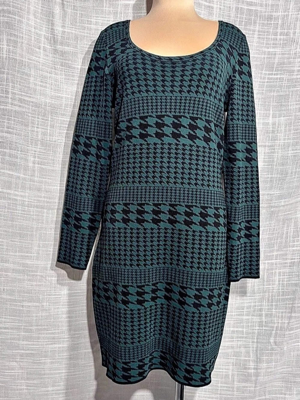 Carmen Marc Valvo Dresses Houndstooth Midi Dress in Green & Black XL